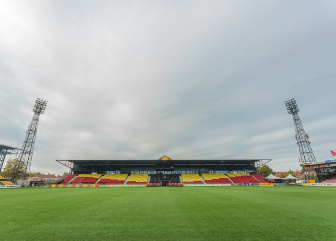 Adelaarshorst-deventer-binnenin-het-stadion-OVI-Enschede_690x495_acf_cropped