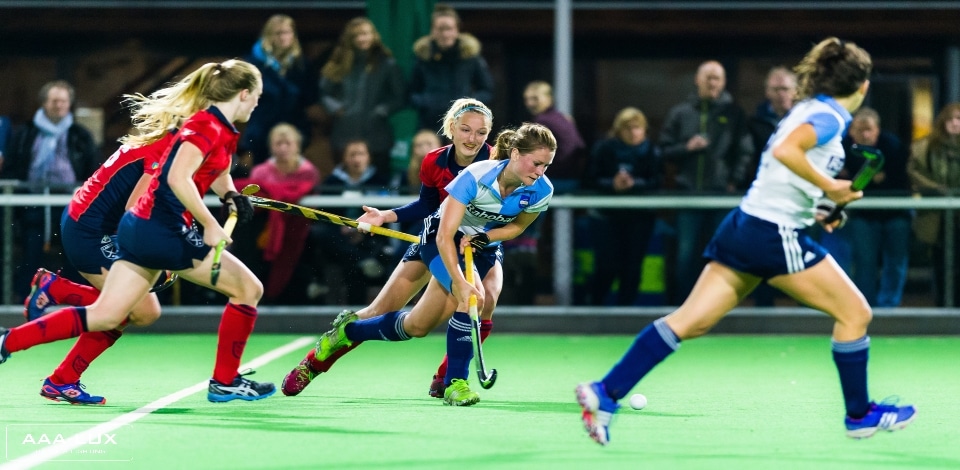 THC Hurley Dames 1 Margot Zuidhof aan de bal bij LED verlichting.
