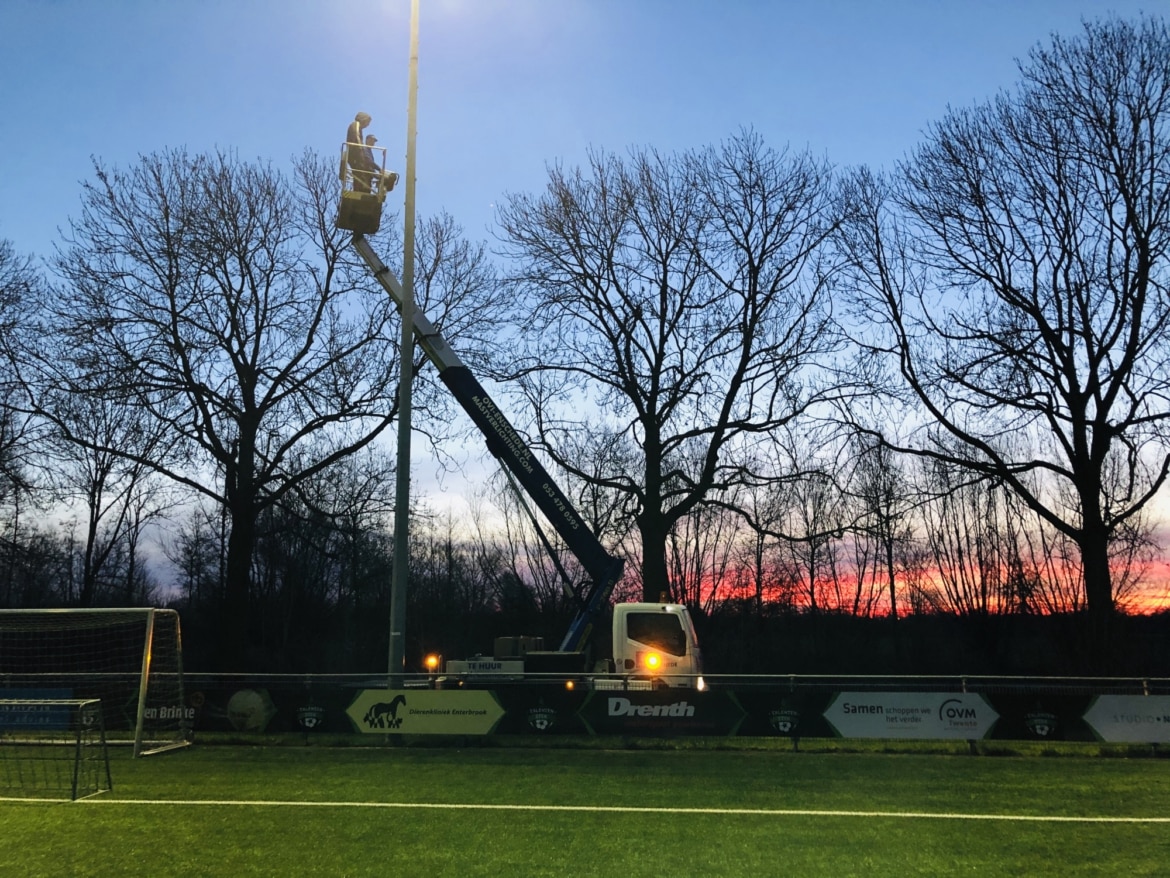 Enter Vooruit verlichting plaatsen met hoogwerker