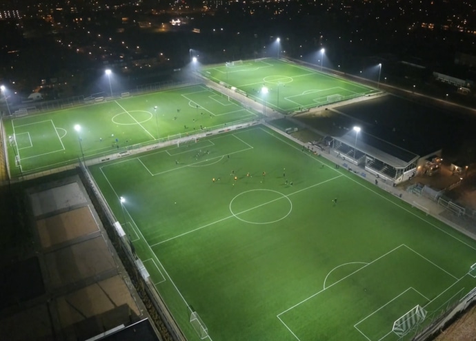 Zwart-Wit-Harderwijk-luchtfoto-drone-met-verlichting-aan_690x495_acf_cropped